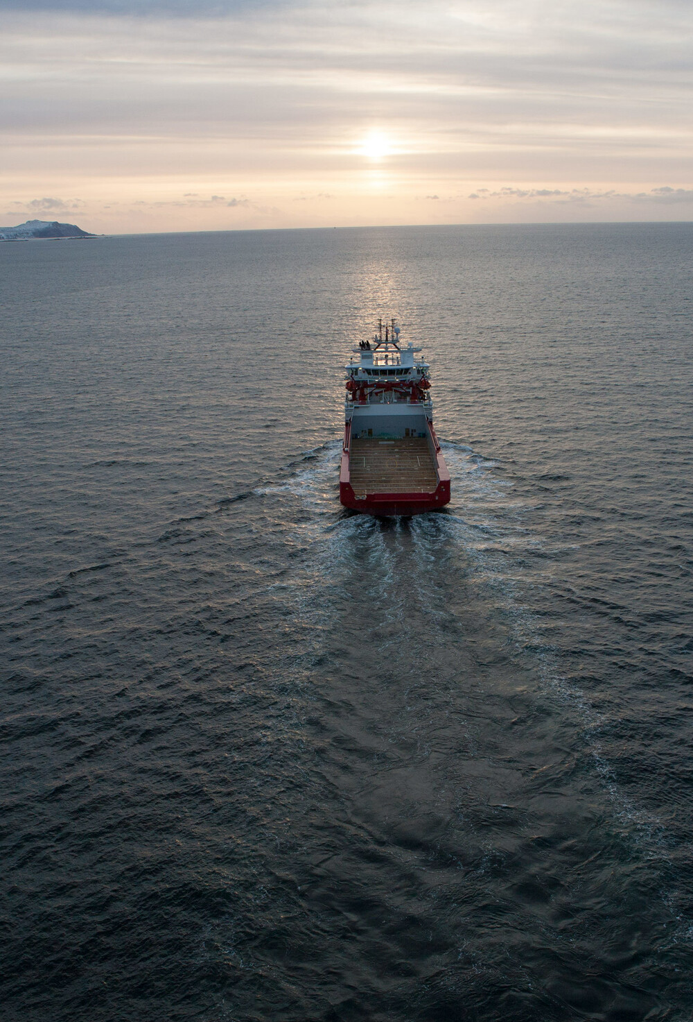 Offshore-fartøy på vei ut mot oljefelt på oppdrag for et oljeselskap