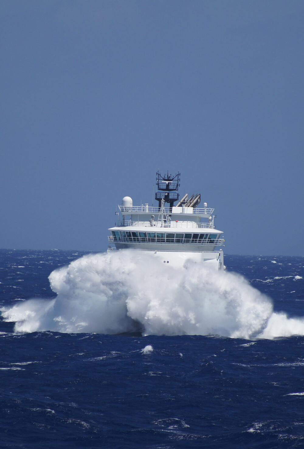 Offshorefartøy på havet i store bølger.