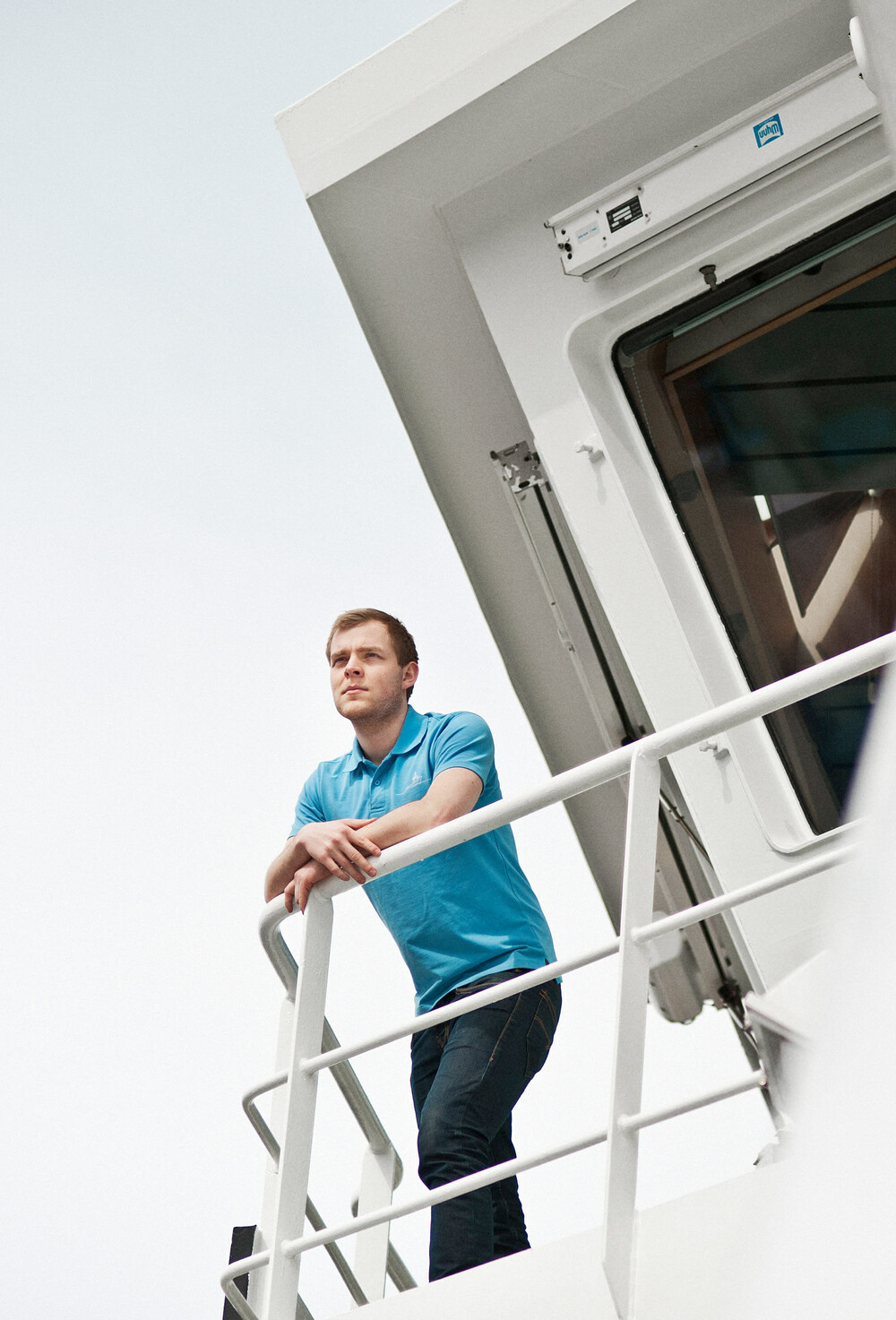 Styrmann står på utsiden av broen på et offshorefartøy